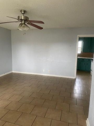 1710 14th Avenue N, Texas City, TX 77590