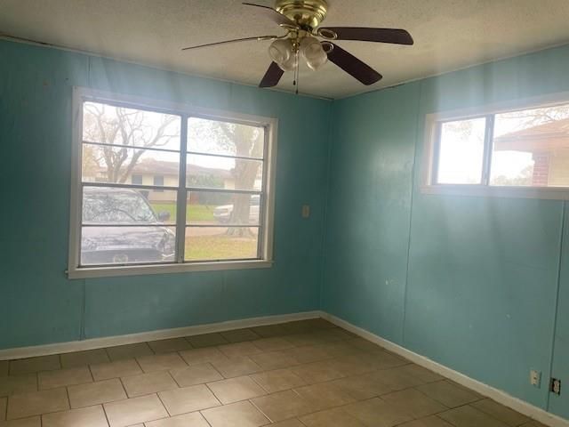 1710 14th Avenue N, Texas City, TX 77590