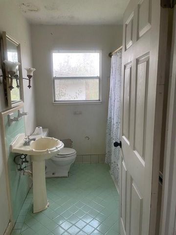 1710 14th Avenue N, Texas City, TX 77590