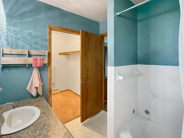 2021 IDA MAE CT, Minot, ND 58703