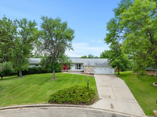 2021 IDA MAE CT, Minot, ND 58703