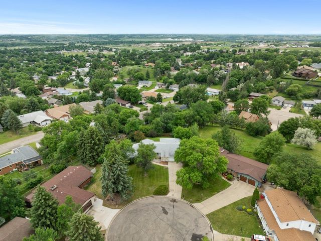 2021 IDA MAE CT, Minot, ND 58703