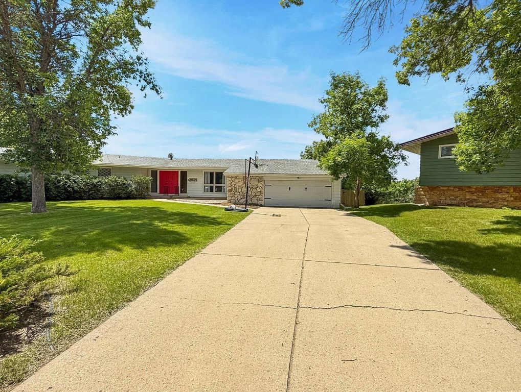 2021 IDA MAE CT, Minot, ND 58703