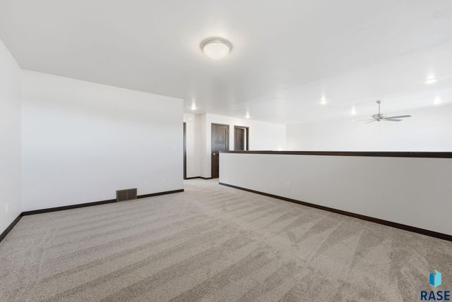 6125 S Bison Pl Place, Sioux Falls, SD 57108