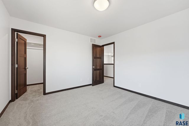 6125 S Bison Pl Place, Sioux Falls, SD 57108