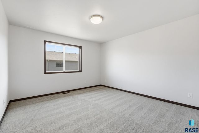 6125 S Bison Pl Place, Sioux Falls, SD 57108