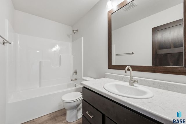 6125 S Bison Pl Place, Sioux Falls, SD 57108