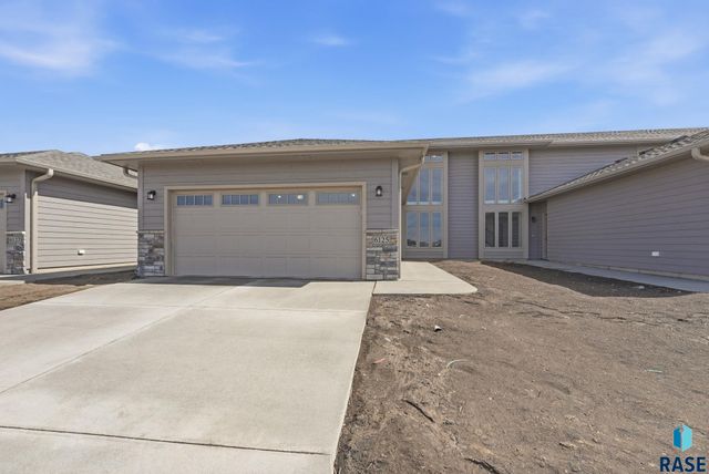 6125 S Bison Pl Place, Sioux Falls, SD 57108
