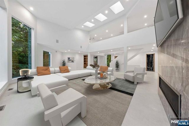 1 Lambs Lane, Cresskill, NJ 07626
