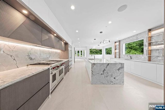 1 Lambs Lane, Cresskill, NJ 07626