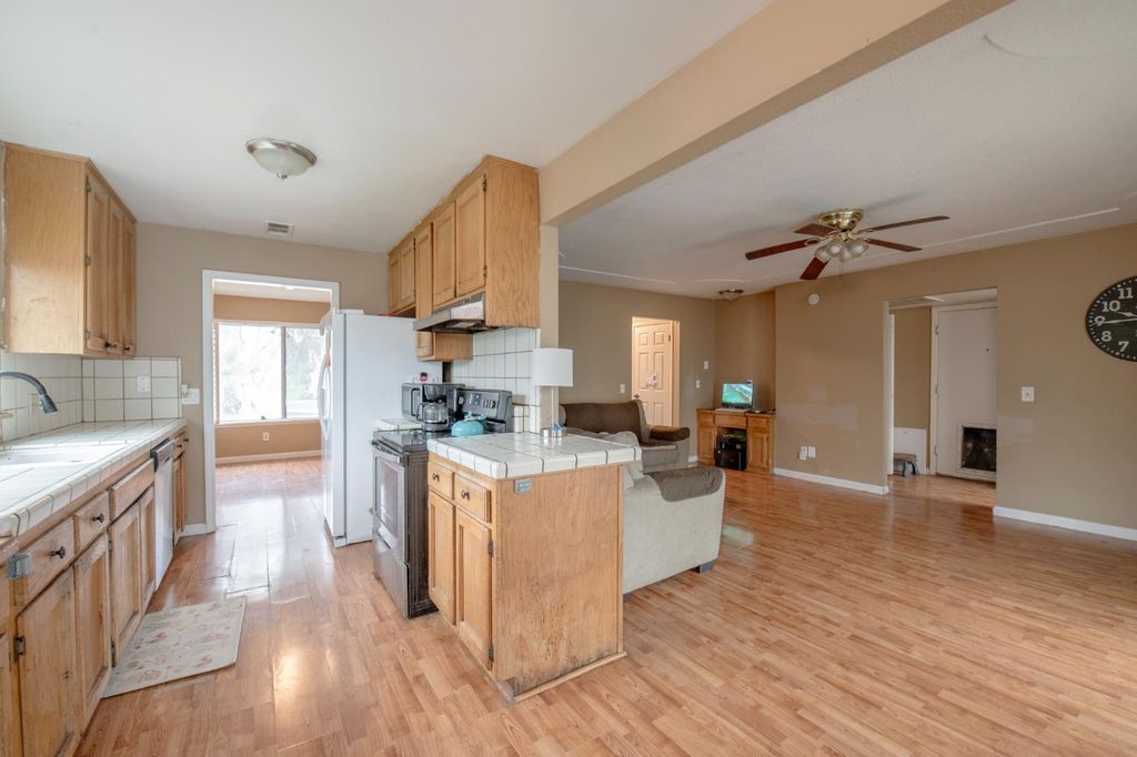 Image 23 of property listing at 14531 W Kearney Boulevard, Kerman, CA 93630