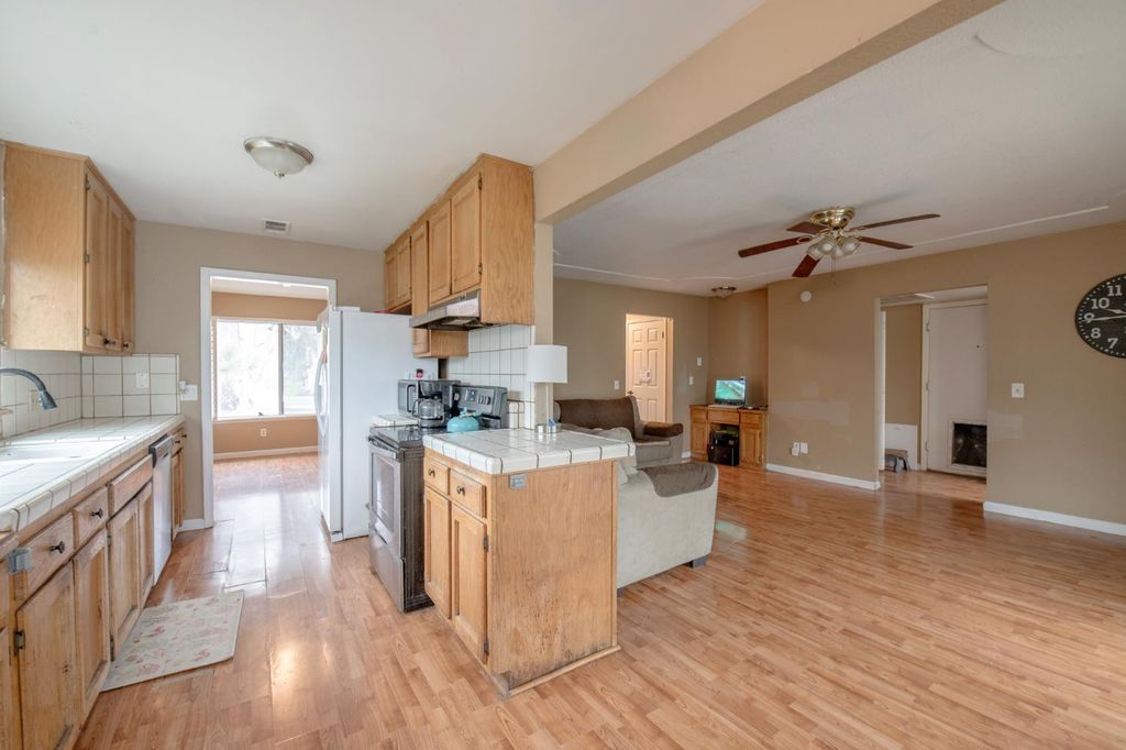 Image 7 of property listing at 14531 W Kearney Boulevard, Kerman, CA 93630