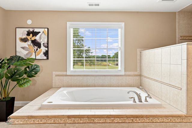 1403 W Wigwam Trail, Mount Prospect, IL 60056