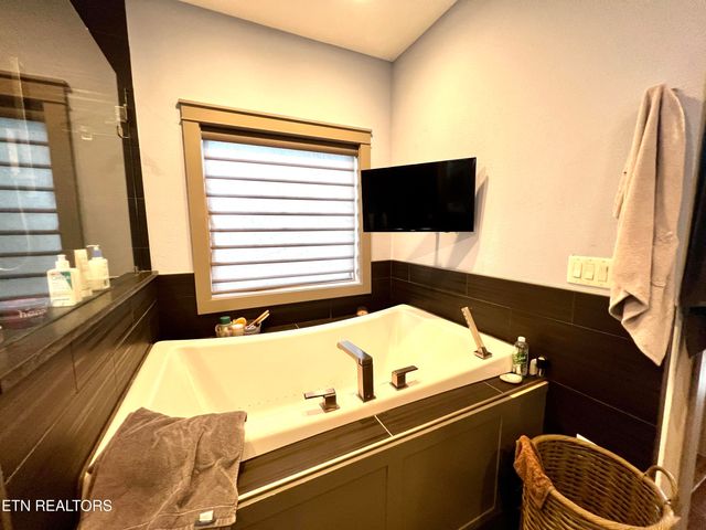 1433 Alum Cave Cove, Sevierville, TN 37862