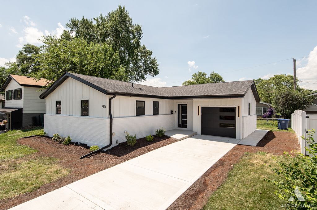 9124 S 88th Avenue, Hickory Hills, IL 60457