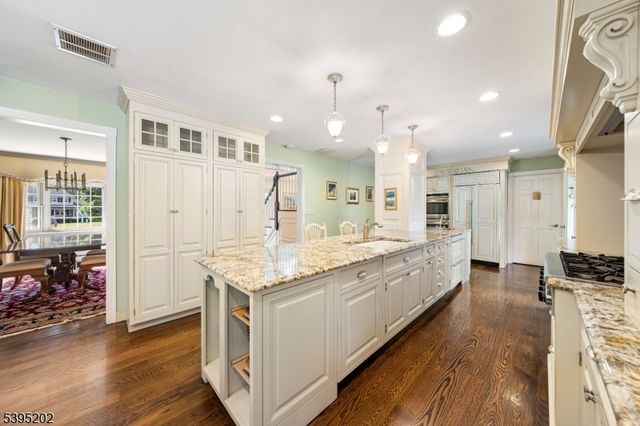 2 Unami Ln, Scotch Plains Twp., NJ 07076