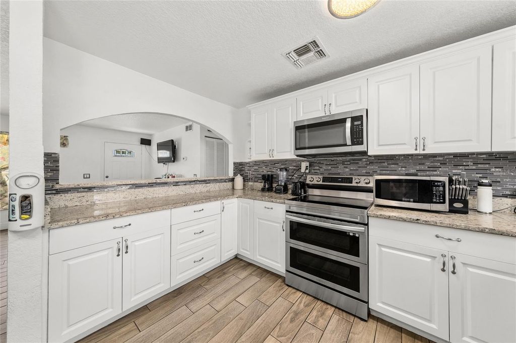 Image 16 of property listing at 7807 PINE HAWK LANE, Orlando, FL 32822