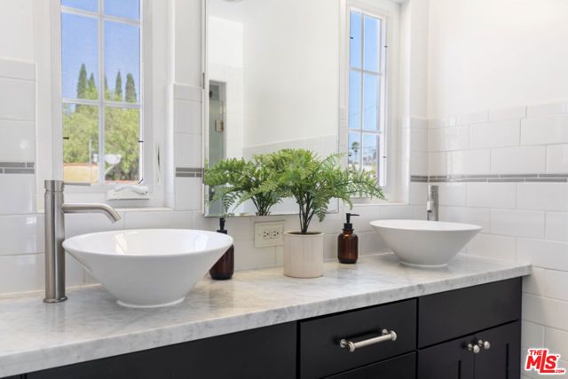 826 S Highland Avenue, Los Angeles, CA 90036