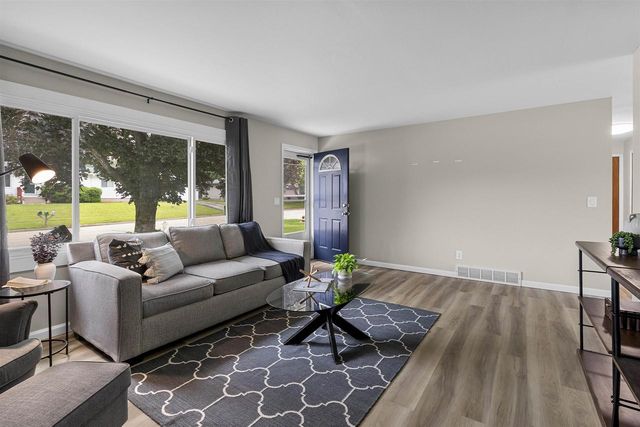 1711 ORIOLE STREET, New London, WI 54961