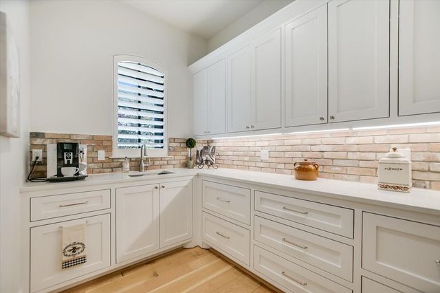 1005 Cats Eye, Horseshoe Bay, TX 78657