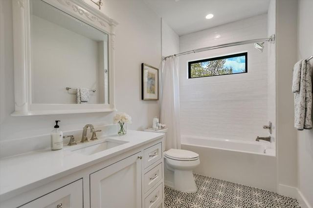 1005 Cats Eye, Horseshoe Bay, TX 78657