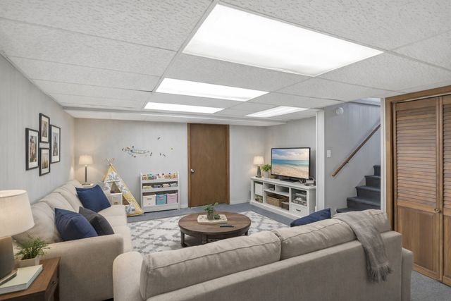 512 Bay Road, Mchenry, IL 60051