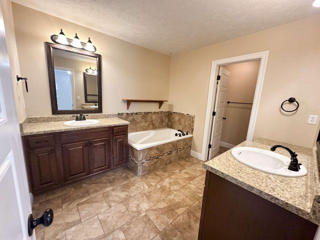 4537 Somerset Drive, Battlefield, MO 65619