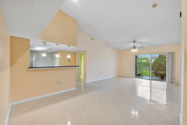 5011 Wiles Road 303, Coconut Creek, FL 33073