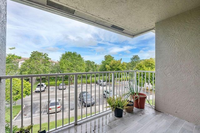 5011 Wiles Road 303, Coconut Creek, FL 33073