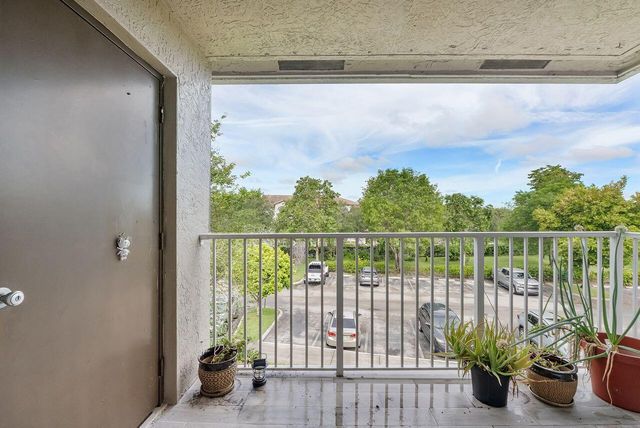 5011 Wiles Road 303, Coconut Creek, FL 33073