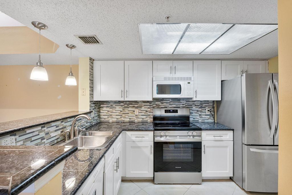 5011 Wiles Road 303, Coconut Creek, FL 33073