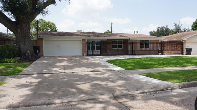 902 Hidden Valley Drive, Houston, TX 77088