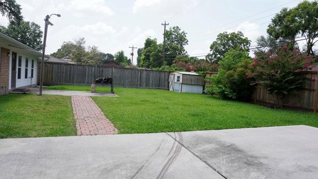 902 Hidden Valley Drive, Houston, TX 77088