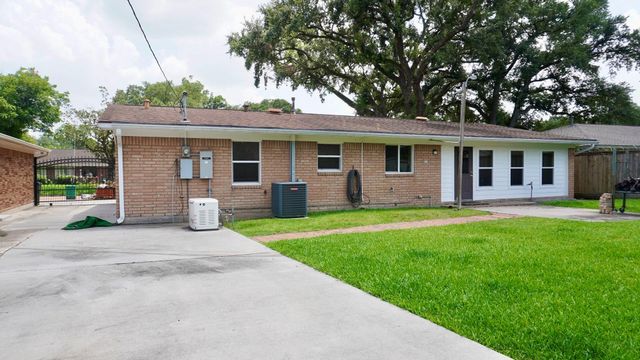 902 Hidden Valley Drive, Houston, TX 77088