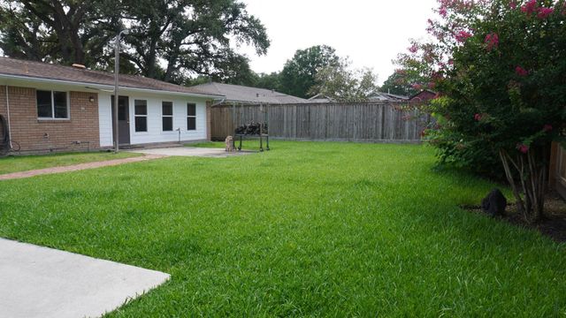 902 Hidden Valley Drive, Houston, TX 77088