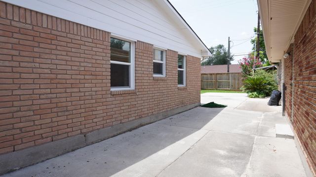 902 Hidden Valley Drive, Houston, TX 77088