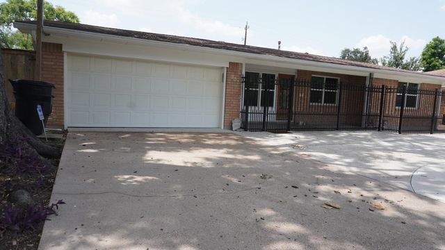 902 Hidden Valley Drive, Houston, TX 77088