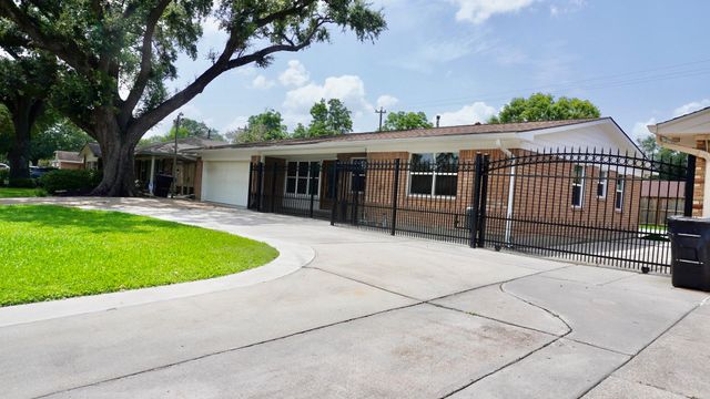 902 Hidden Valley Drive, Houston, TX 77088