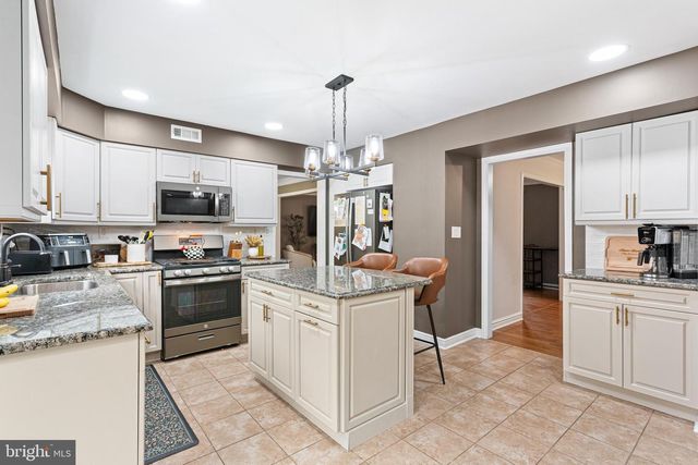 8 WETHERSFIELD DR, Medford, NJ 08055