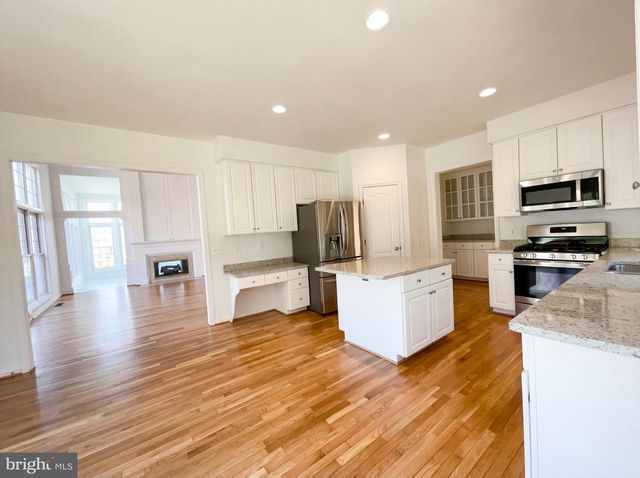 8396 WESTPOINTE DR, Fairfax Station, VA 22039