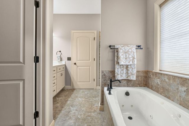 1409 N Wicklow Road, Nixa, MO 65714