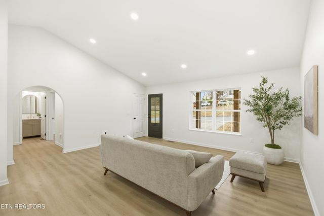 805 farnsworth Court, Strawberry Plains, TN 37871