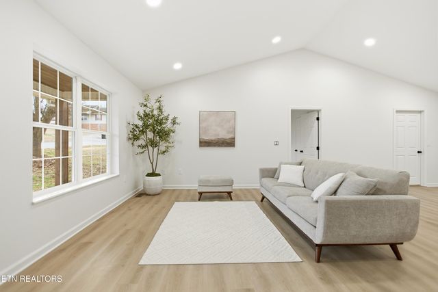 805 farnsworth Court, Strawberry Plains, TN 37871