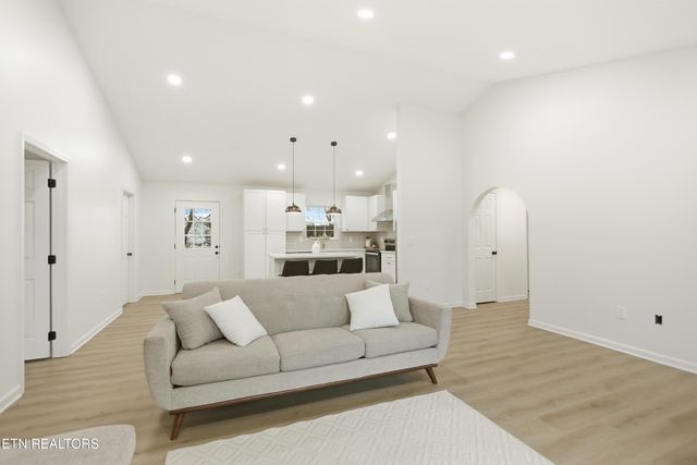 805 farnsworth Court, Strawberry Plains, TN 37871