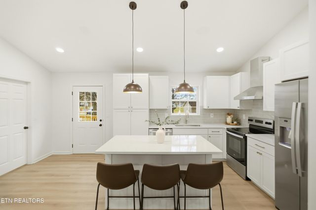 805 farnsworth Court, Strawberry Plains, TN 37871