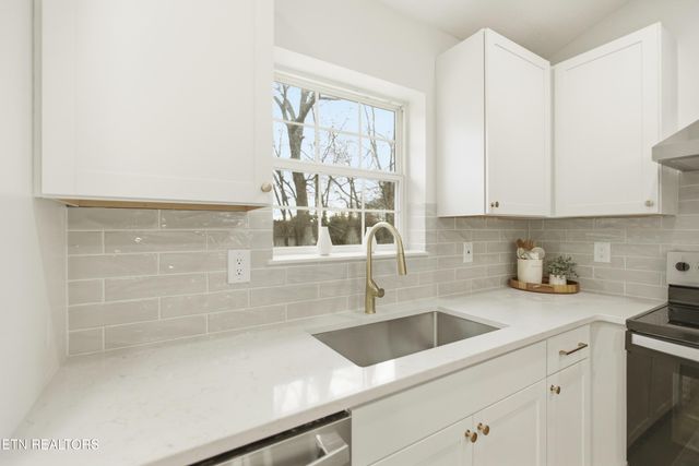 805 farnsworth Court, Strawberry Plains, TN 37871