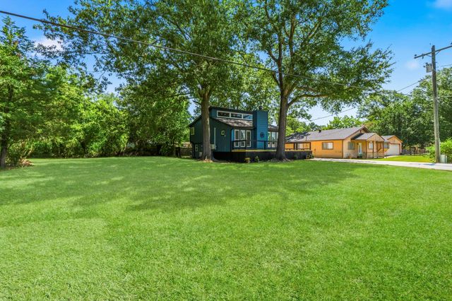 300 Water View Drive, Livingston, TX 77351