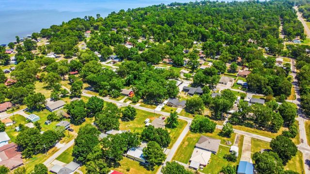 300 Water View Drive, Livingston, TX 77351