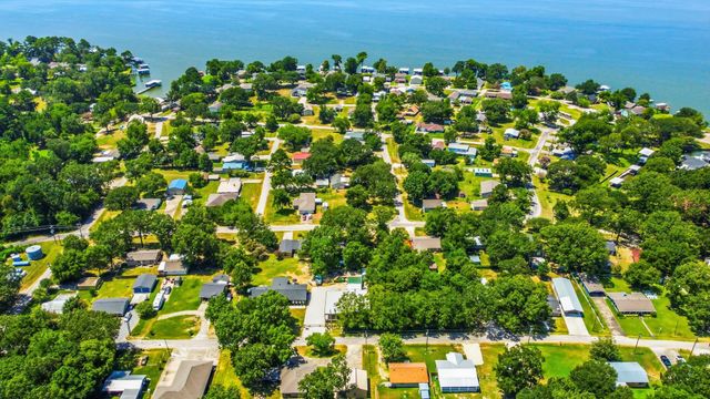 300 Water View Drive, Livingston, TX 77351