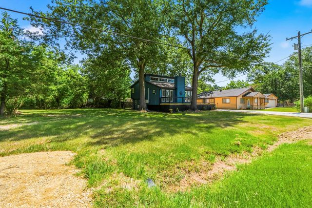 300 Water View Drive, Livingston, TX 77351